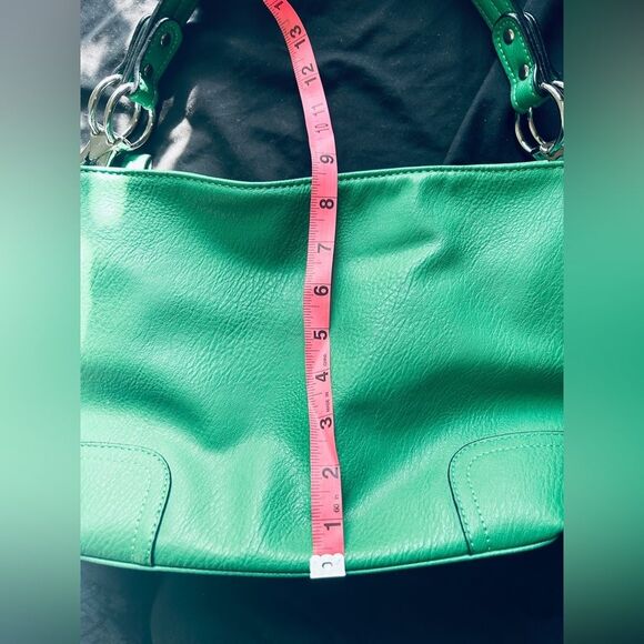 Chic Green Shoulder Bag - Picture 4 of 5